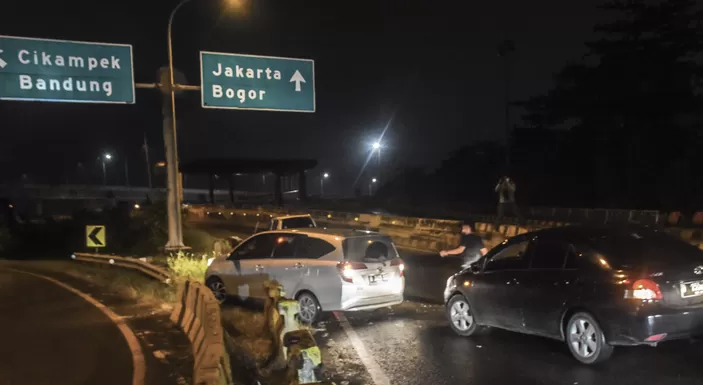 Sejumlah kendaraan menerobos pembatas jalan Tol Jakarta-Cikampek di Cikarang, Kabupaten Bekasi, Jawa Barat, Kamis, 6 Mei 2021 dini hari. Cara tersebut diduga untuk menghindari petugas gabungan yang melakukan penyekatan arus mudik di Tol Cikarang Barat.