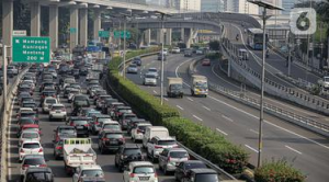sejumlah kendaraan roda empat terkena macet