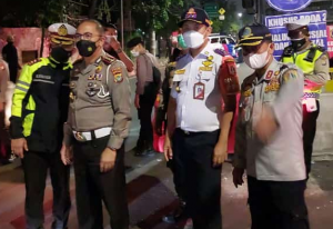 Kasudin Perhubungan Jakarta Barat, Erwansyah (kemeja putih) mendampingi Dirlantas Polda Metro Jaya Kombes Polisi Sambodo