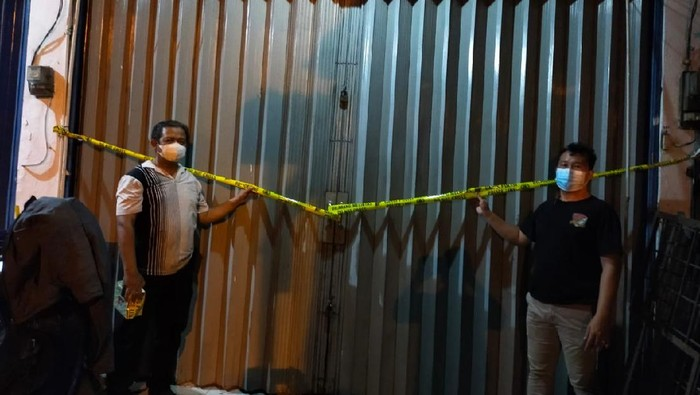 Polisi gerebek gudang penimbun obat Azithromycin di Jakarta Barat.