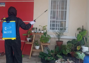 Relawan 'LW' sedang lakukan penyemprotan Disinfektan rumah warga.