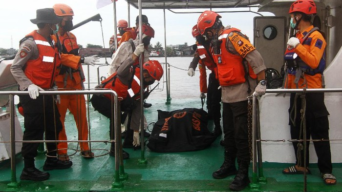 Evakuasi korban kapal tenggelam