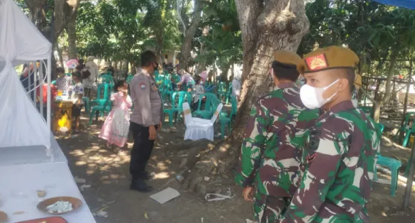 Satuan Tugas COVID-19 membubarkan acara pesta pernikahan yang digelar di Kampung Kedung Bokor RT 001/008 Desa Pantai Mekar, Kecamatan Muaragembong, Kabupaten Bekasi, Jawa Barat, Minggu (18/7/2021).