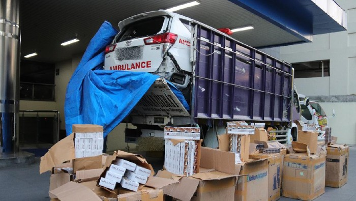 Truk pengangkut ambulans rusak yang diisi rokok ilegal di Kabupaten Tegal