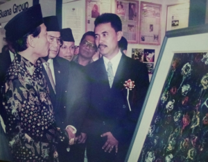 Almarhum H. Harmoko, Menteri Penerangan Era Orde Baru (kiri) saat bersama Pemred 'ToeNTAS. Com, Sri Haryanto. (Dok).