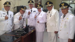 Kumpul-kumpul camat di Kabupaten Tegal tanpa masker dan prokes. Bahkan salah seorang di antaranya bernyanyi tanpa masker