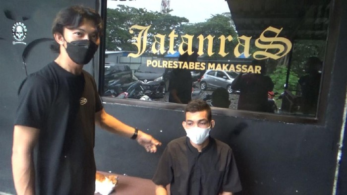 Sopir taksi online Makassar dibegal (duduk)