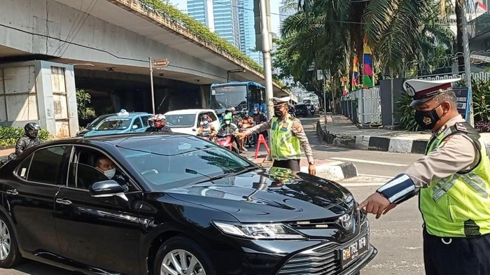 Mobil Komisioner Komnas HAM Choirul Anam berpelat 'RFO' genap diputar balik polisi saat hendak masuk kawasan ganjil genap Rasuna Said, Jaksel