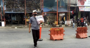 Herman kini menjadi pedagang asongan. Ia merupakan guru honorer yang terdampak pandemi COVID-19.