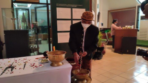 Penjamasan pusaka di Museum Pusaka TMII, Jakarta Timur, Selasa (10/8/2021)