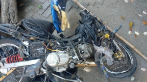 Motor rusak berat tertabrak KA