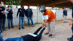 Foto: Prarekonstruksi pembunuhan wanita yang jasadnya dikubur di kolong Tol Jatikarya, Bekasi
