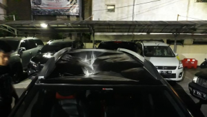 Mobil yang Dilempari Batu UM dari Atas JPO Depan DPR