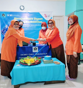 Ibu-ibu IKWI sedang menikmati hidangan