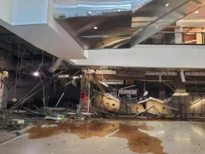 tampak atap bangunan mall Margo City yang roboh