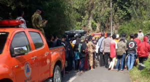 Foto: Proses evakuasi mayat yang gegerkan warga Sumedang