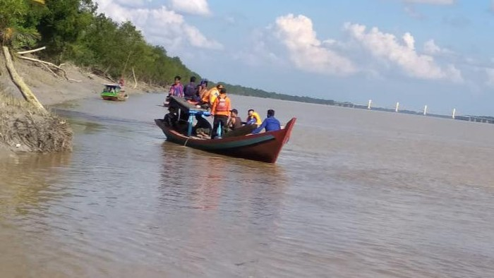 Foto: Proses pencarian pria diterkam buaya di Rokan Hilir, Riau