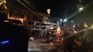 Truk terguling usai menabrak enam kendaraan di jalur 'maut' Cianjur.