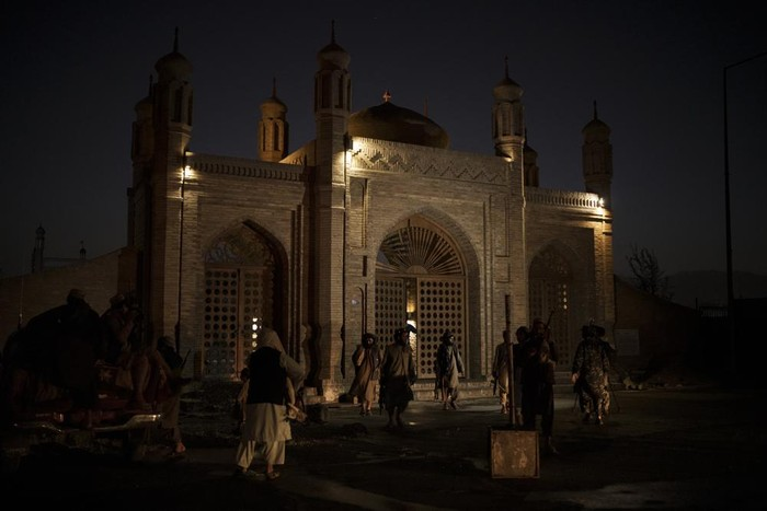 Foto: Suasana usai ledakan di gerbang masjid di Kabul