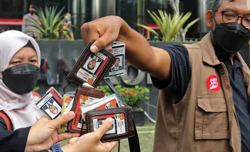 Pegawai KPK yang tidak lolos tes wawasan kebangsaan (TWK) mengumpulkan id card di depan Gedung KPK, Jakarta, Kamis (30/9/2021). 57 + 1 pegawai KPK yang tak lolos TWK untuk alih status ASN diberhentikan dengan hormat per 30 September 2021.