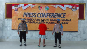 Polres Cilegon gelar konferensi pers kasus pembunuhan penjaga Pantai Anyer, tersangka dipamerkan.