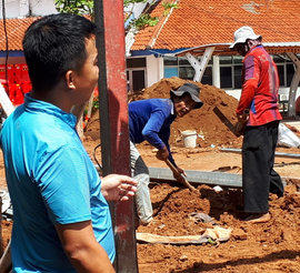 Kasudin Perhubungan Jakbar, Erwansyah (kiri) sedang meninjau pembangunan Masdjid Nurul Hidayah. Kasudin Perhubungan Jakbar, Erwansyah (kiri) sedang meninjau pembangunan Masdjid Nurul Hidayah.
