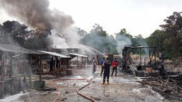Gudang yang diduga dijadikan tempat penyimpanan dan penyulingan minyak ilegal di Kabupaten Muaro Jambi terbakar. Polisi buru pemilik gudang.