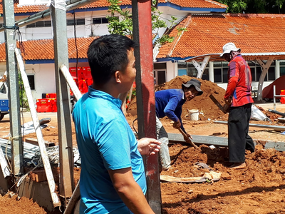 Kasudin Perhubungan Jakbar, Erwansyah (kiri) sedang meninjau pembangunan Masdjid Nurul Hidayah.