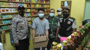 Forkopimda Jakarta Selatan melakukan razia minuman keras di sejumlah kios pedagang di Jakarta Selatan pada Jumat (29/10/2021)