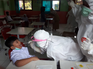 Yasser, Murid klas 1a SDN Mampang 2 sedang di PCR dan hasilnya Negatif Yasser, Murid klas 1a SDN Mampang 2 sedang di PCR dan hasilnya Negatif