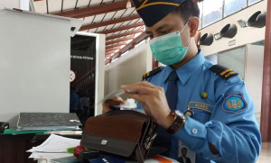 Foto: Seorang cleaning service Bandara Soekarno-Hatta (Soetta), Tangerang, Banten, menemukan cek senilai Rp 35,9 miliar milik seorang penumpang.
