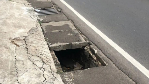 Foto: Komplotan Naik Angkot Curi Penutup Gorong-gorong di Depok (dok.ist)