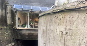 Kafe di Jalan Kemang Utara Jaksel berdiri di atas saluran air.