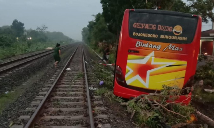 Bus yang menabrak palang pintu rel KA dan pohon