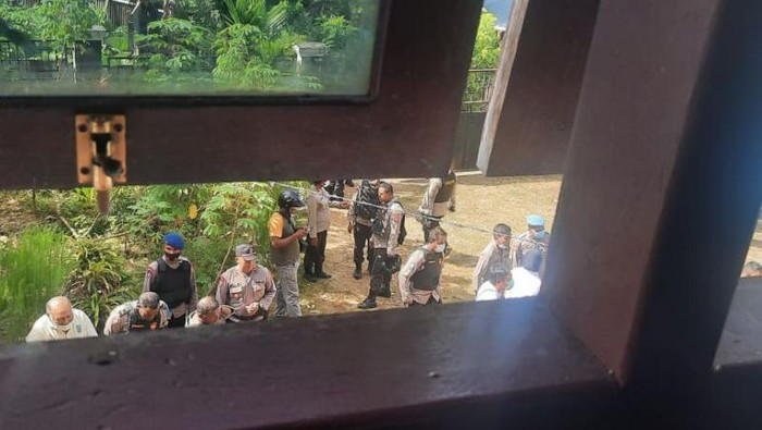 Foto: Polisi menggeledah sebuah asrama di Manokwari Barat. Foto: Polisi menggeledah sebuah asrama di Manokwari Barat.