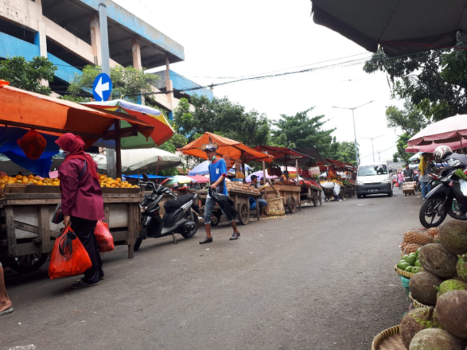 PK-5 liar yg berjualan di Jalan pintu krluar/masuk angkot merah.