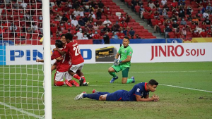 Pemain timnas Indonesia Ezra Walian melakukan selebrasi usai mencetak gol ke gawang Singapura dalam pertandingan Leg Kedua Piala AFF di National Stadium, Singapura 25 Desember 2021.