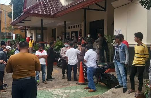 Anggota masyarakat Kel. Pejaten Timur Demo di Kantor Kelurahan.