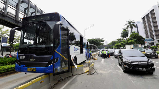 Bus Transjakarta kecelakaan di Jalan Jenderal Sudirman, Jumat (3/12/21)