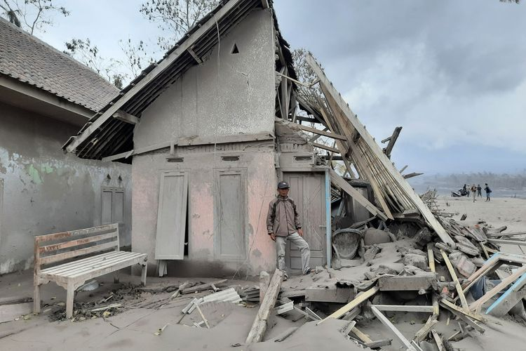 rumah warga yang rusak akibat erupsi Gunung Semeru