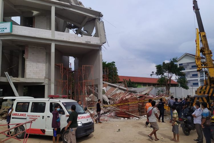 Bangunan SMAN 96 roboh saat di renovasi total