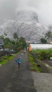 Warga berlarian saat Semeru erupsi/Foto: Tangkapan Layar (Video amatir warga)