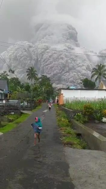 Warga berlarian saat Semeru erupsi/Foto: Tangkapan Layar (Video amatir warga)