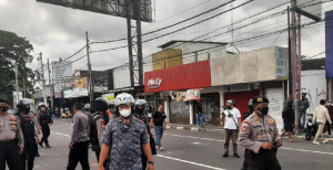 Polisi berjaga di lokasi bentrokan antara suporter bola dengan warga di dekat UIN Kalijaga, Sleman, DIY, Rabu (1/12/2021).