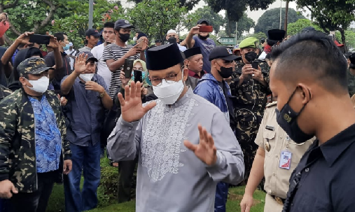 Anies Baswedan dan Sejumlah Pejabat Antar Haji Lulung ke Liang Lahat