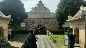 Beberapa wisatawan bersiap masuk ke area wisata Tamansari, Kota Yogyakarta, Minggu (25/12/2021)