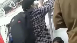 Foto: Tangkapan layar video viral pelaku curi laptop penumpang di KRL