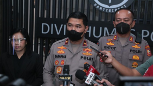 Karo Penmas Divisi Humas Polri (tengah) Karo Penmas Divisi Humas Polri (tengah)