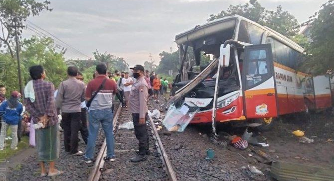 Kecelakaan yang melibatkan Kereta Api Doho dan bus pariwisata Harapan Jaya terjadi di Desa Ketanon, Kedungwaru, Tulungagung, Minggu (27/2/2022).