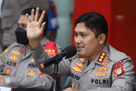 Kepala Bidang Humas Polda Metro Jaya Kombes Endra Zulpan mengomentari soal penangkapan polwan cantik Briptu Christy langsung diterbakan ke Polresta Manado, Sulawesi Utara di kawasan Kemang, Jakarta.